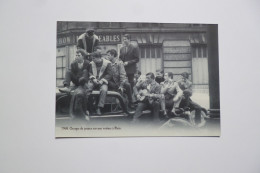 Groupe De Jeunes Sur Une Voiture à Paris   ( 1960 )    -  Edition Atlas  - - Fashion