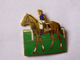 Pins DOUBLE SIX HIPPODROME EVRY - Villes