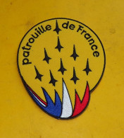 TISSU PATCH : PATROUILLE DE FRANCE  , DIAMETRE 9 CM , BON ETAT VOIR PHOTO . POUR TOUT RENSEIGNEMENT ME CONTACTER. REGARD - Scudetti In Tela