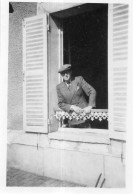 Photographie Photo Vintage Snapshot Window Fenêtre Portrait Casquette - Personnes Anonymes