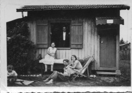 Photographie Photo Vintage Snapshot Cabane Transat Famille Groupe Group - Personnes Anonymes