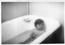 Photographie Photo Vintage Snapshot Baignoire Bath Child Laver Clean - Personnes Anonymes