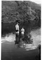 Photographie Photo Vintage Snapshot Rivière River Lac Foret Child Frère Enfant - Personnes Anonymes
