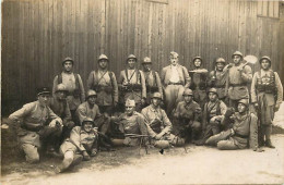 - Militaria - Ref-E32- Carte Photo Groupe De Militaires - Mitrailleuse - Mitrailleurs - N° 137 Sur Képi - - Materiaal