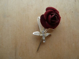 Broc-055 Broche Représentant Une Rose Aux Pétales Façon Velours Rouge,tige Et Feuilles Griffées De Brillants - Autres & Non Classés