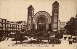 Oran, La Cathedrale Et Les Jardins, Sortie De Messe - Oran