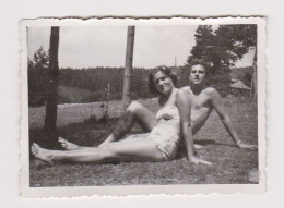 Sexy Lady And Muscle Guy With Swimwear, Summer Beach Pose, Pin-up Vintage Orig Photo 8.5x6.1cm. (67802) - Pin-up