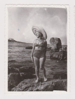 Woman With Swimwear And Straw Hat, Summer Beach Pose, Pin-up Vintage Orig Photo 6.2x8.4cm. (55317) - Pin-Ups