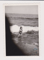 Summer Beach Scene, Lady With Swimwear, Pin-up Vintage Orig Photo 5.8x8.5cm. (67821) - Pin-Ups