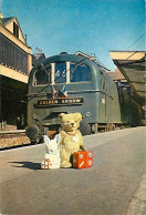 Trains - Royaume-Uni - United Kingdom - Teddy Edward Meets Jasmine The Station - From The Teddy Edward Séries By Patrick - Trains