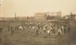 Neuville Sur Saône * Carte Photo 1918 * Jeux D'enfants Ou Sport , Devant Le Pensionnat De Bellegarde - Neuville Sur Saone