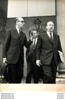 CONSEIL DES MINISTRES 08/1971 LES MINISTRES JEAN CHAMANT ET RAYMOND MARCELLIN  PHOTO 18x13cm - Famous People