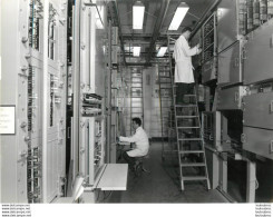 GRANDE PHOTO POSTES ET TELECOMMUNICATIONS  MISE EN SERVICE DU SECOND CENTRAL TELEX AUTOMATIQUE  PARIS 1963 PHOTO 24X18CM - Professions