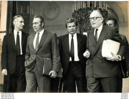 CONSEIL DES MINISTRES 08/1971 LES MINISTRES ORTOLI  ET JACQUES DUHAMEL MAURICE SCHUMANN PHOTO 18x13cm - Célébrités