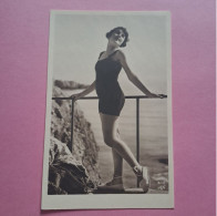 Jeune Femme En Maillot De Bain - Pin-Ups