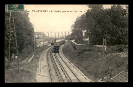 92 - MEUDON - VAL-FLEURY - TRAIN ARRIVANT EN GARE DE CHEMIN DE FER ET LE VIADUC - Meudon