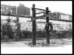 Fotografie Röhnert, Berlin, Ansicht Berlin, Zonengrenze - Berliner Mauer Mit Gedenkstelle Für Ida Siekmann  - Krieg, Militär