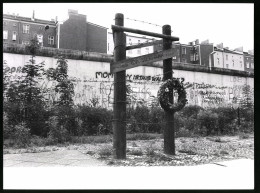 Fotografie Röhnert, Berlin, Ansicht Berlin, Berliner Mauer, Zonengrenze, Gedenkstelle Für Die Mauertote Ida Siekmann  - Krieg, Militär