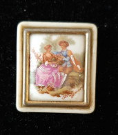 Autres Collections - Bijoux - Broche  En  Porcelaine De Limoges - Scène  Galante Fragonnard - Autres & Non Classés