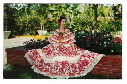 PANAMÁ // UNA BELLEZA PANAMEÑA ATAVIADA EN LA POLLERA TRADICIONAL // 1960 - Costumi