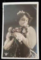 FEMMES / LADY / FRAU - Portrait D'une Jeune Femme Yeux Fermes Sent Un  Bouquet De Fleurs - Photo REUTLINGER - Frauen