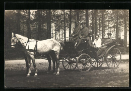 Foto-AK Eine Dame Und Soldaten In Einer Pferdekutsche  - Horses