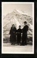 AK Arosa, Familienfoto Vor Einem Verschneiten Berg, Ca. 1933  - Arosa