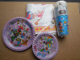 Objets Dérivés Publicité, DISNEY, Lot Assiettes Gobelets Et Grande Nappe Vintage.MICKY MAUS..............ref N30/P.A - Dishes