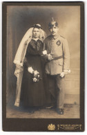 Fotografie Wilhelm Adler, Coburg, Einjährig-Freiwilliger In Uniform Mit Pickelhaube Nebst Seiner Braut, Kriegshochzeit  - Oorlog, Militair