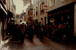 PHOTO 15/10 CM..FANFARE DANS UNE RUE..    DOS VIERGE - Anonieme Personen