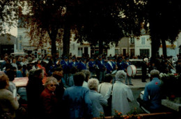 PHOTO 12,5/9,5 CM..  FANFARE  DANS UNE RUE..    DOS VIERGE - Anonieme Personen