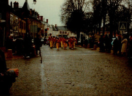 PHOTO 13/10 CM..  FANFARE  DANS UNE RUE..      DOS  VIERGE - Anonieme Personen