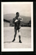 AK Englischer Boxer Mit Verbundenen Händen Und Verband Am Knie Posiert  - Boxing