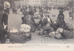 C4-75) PARIS - LE CONFLIT EUROPEEN DE 1914 - EMIGRANTS DU NORD ATTENDANT UN PILOTE POUR TROUVER UN GITE  - ( 2 SCANS ) - Health, Hospitals