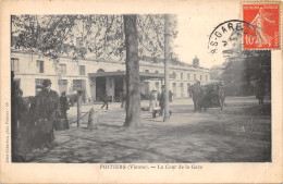 86-POITIERS-LA COUR DE LA GARE-N 6015-H/0359 - Poitiers