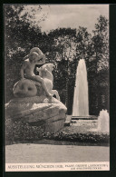 AK München, Ausstellung 1908, Plast. Gruppe (Reichtum) Am Springbrunnen  - Expositions