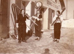 Photographie Photo Vintage Snapshot Femme Woman Trio Sport Ski Skiing Suisse  - Deportes