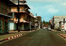 CPM - CAYENNE - La Rue Du Général De Gaulle Et Le Mt Cépérou - Edition G.Delabergerie - Cayenne