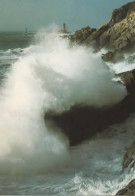 LA POINTE DU RAZ ET LE PHARE DE LA VIEILLE PAR TEMPETE COULEUR REF 15632 - Phares