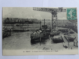 CPA 29 Finistère - BREST - La Grande Grue Et La Caserne Du 2è Dépot - Brest