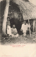 NOUVELLE CALEDONIE - Yandé - Famille Assise Devant Sa Case - Carte Postale Ancienne - Nueva Caledonia