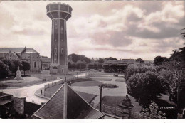 86 - Vienne -  NEUVILLE De POITOU - Les Jardins Publics - Le Chateau D Eau Et Le Monument Aux Morts - Neuville En Poitou