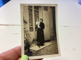 Photo Ancienne Snapshot 1930 Femme, Habillée En Noir Devant Ses Fenêtres, Volets Bébé Dans Les Bras Habillé En Blanc - Anonymous Persons