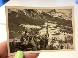 Photo Ancienne Snapshot 1940 Alpes, De Haute Provence, Homme Femme, En Train De Pique-niquer, Derrière Montagne Enneigée - Anonymous Persons