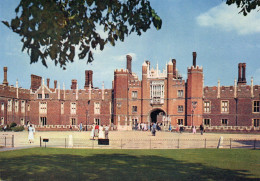 CPM - S - ANGLETERRE - MIDDLESEX - HAMPTON COURT PALACE - THE GREAT GATEHOUSE AND MOAT BRIDGE - WEST FRONT - Middlesex