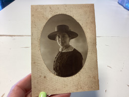 Photo Ancienne Snapshot 1920 Portrait D’une Femme, Jolie Jeune Fille Avec Chapeau Dans Un Médaillon Photographe - Anonymous Persons