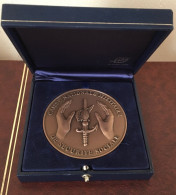 Médaille Caisse Nationale Militaire Sécurité Sociale à Une Centenaire Avec Son Coffret - Francia