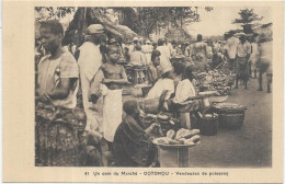 AFRIQUE DAHOMEY.  COTONOU.  UN COIN DU MARCHE VENDEUSES DE POISSONS - Dahome