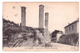 NIMES - Les Trois Piliers Romains - Nîmes