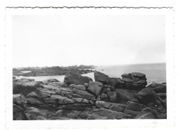 Photo Ancienne -  22 Ploumanach   - L'entassement Des Rochers - Annee  Juillet 1950 - Places